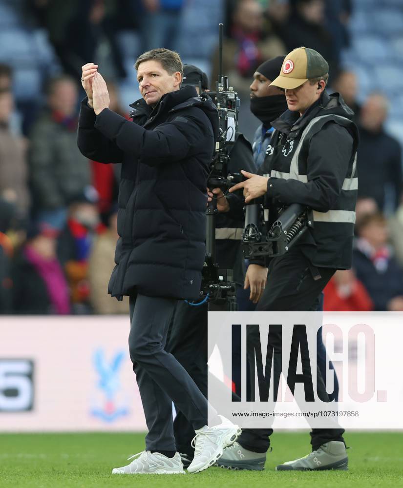Premier League - Crystal Palace FC v Wolverhampton Wanderers LONDON, ENGLAND, FEBRUARY 21: Oliver Glasner Manager of Crystal Palace applauds the Crystal Palace fans after the 1-0 victory during the match between Crystal Palace FC and Wolverhampton Wanderers FC in the Premier League at Selhurst Park Stadium in London, England, on February 21. (Photo by Daniel Weir) London Selhurst Park Stadium England