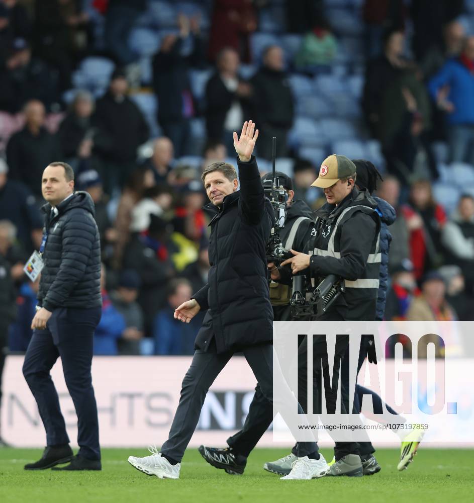 Premier League - Crystal Palace FC v Wolverhampton Wanderers LONDON, ENGLAND, FEBRUARY 21: Oliver Glasner Manager of Crystal Palace waves towards the Crystal Palace fans after the 1-0 victory during the match between Crystal Palace FC and Wolverhampton Wanderers FC in the Premier League at Selhurst Park Stadium in London, England, on February 21. (Photo by Daniel Weir) London Selhurst Park Stadium England