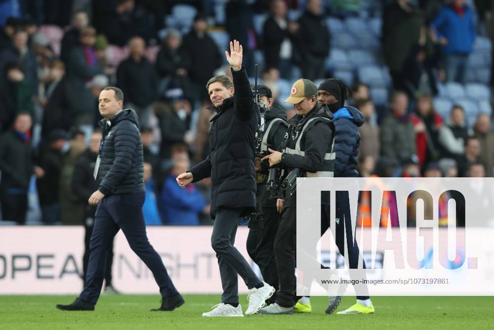 Premier League - Crystal Palace FC v Wolverhampton Wanderers LONDON, ENGLAND, FEBRUARY 21: Oliver Glasner Manager of Crystal Palace waving towards the Crystal Palace fans after the 1-0 victory during the match between Crystal Palace FC and Wolverhampton Wanderers FC in the Premier League at Selhurst Park Stadium in London, England, on February 21. (Photo by Daniel Weir) London Selhurst Park Stadium England