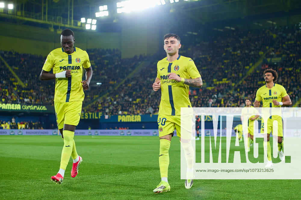 Villarreal CF and Valencia CF - LaLiga EA Sports VILLARREAL, SPAIN - FEBRUARY 22: Alberto Moleiro and Pape Gueye Left-Back of Villarreal CF running prior to the LaLiga EA Sports match between Villarreal CF and Valencia CF at Estadio de la Ceramica on February 22, 2026 in Villarreal, Spain. (Photo by Jose Torres Photo Players Images Magara Press) Villarreal Estadio de la Ceramica Spain