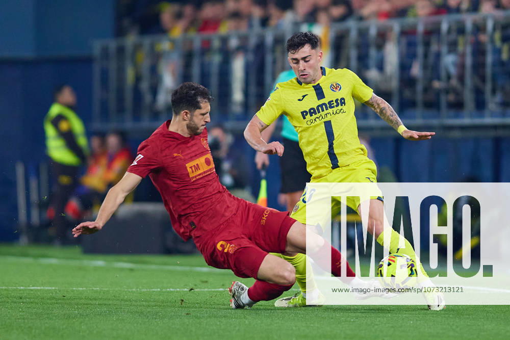Villarreal CF and Valencia CF - LaLiga EA Sports VILLARREAL, SPAIN - FEBRUARY 22: Guido Rodriguez of Valencia CF competes for the ball with Alberto Moleiro Left Winger of Villarreal CF during to the LaLiga EA Sports match between Villarreal CF and Valencia CF at Estadio de la Ceramica on February 22, 2026 in Villarreal, Spain. (Photo by Jose Torres Photo Players Images Magara Press) Villarreal Estadio de la Ceramica Spain