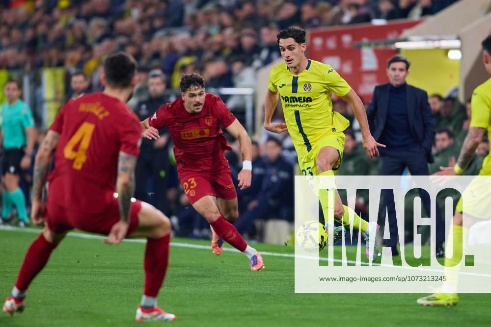 Villarreal CF and Valencia CF - LaLiga EA Sports VILLARREAL, SPAIN - FEBRUARY 22: Sergi Cardona Centre-Back of Villarreal CF competes for the ball with Filip Ugrinic of Valencia CF during to the LaLiga EA Sports match between Villarreal CF and Valencia CF at Estadio de la Ceramica on February 22, 2026 in Villarreal, Spain. (Photo by Jose Torres Photo Players Images Magara Press) Villarreal Estadio de la Ceramica Spain
