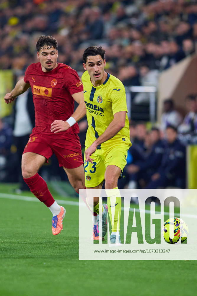 Villarreal CF and Valencia CF - LaLiga EA Sports VILLARREAL, SPAIN - FEBRUARY 22: Sergi Cardona Centre-Back of Villarreal CF competes for the ball with Filip Ugrinic of Valencia CF during to the LaLiga EA Sports match between Villarreal CF and Valencia CF at Estadio de la Ceramica on February 22, 2026 in Villarreal, Spain. (Photo by Jose Torres Photo Players Images Magara Press) Villarreal Estadio de la Ceramica Spain