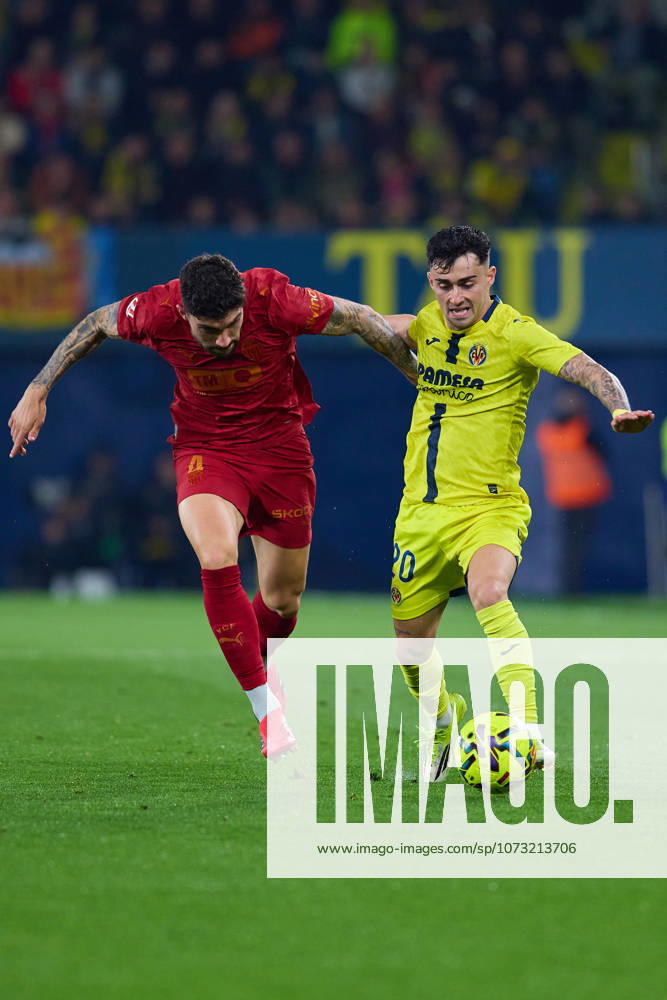 Villarreal CF and Valencia CF - LaLiga EA Sports VILLARREAL, SPAIN - FEBRUARY 22: Unai Nunez of Valencia CF competes for the ball with Alberto Moleiro Left Winger of Villarreal CF during to the LaLiga EA Sports match between Villarreal CF and Valencia CF at Estadio de la Ceramica on February 22, 2026 in Villarreal, Spain. (Photo by Jose Torres Photo Players Images Magara Press) Villarreal Estadio de la Ceramica Spain