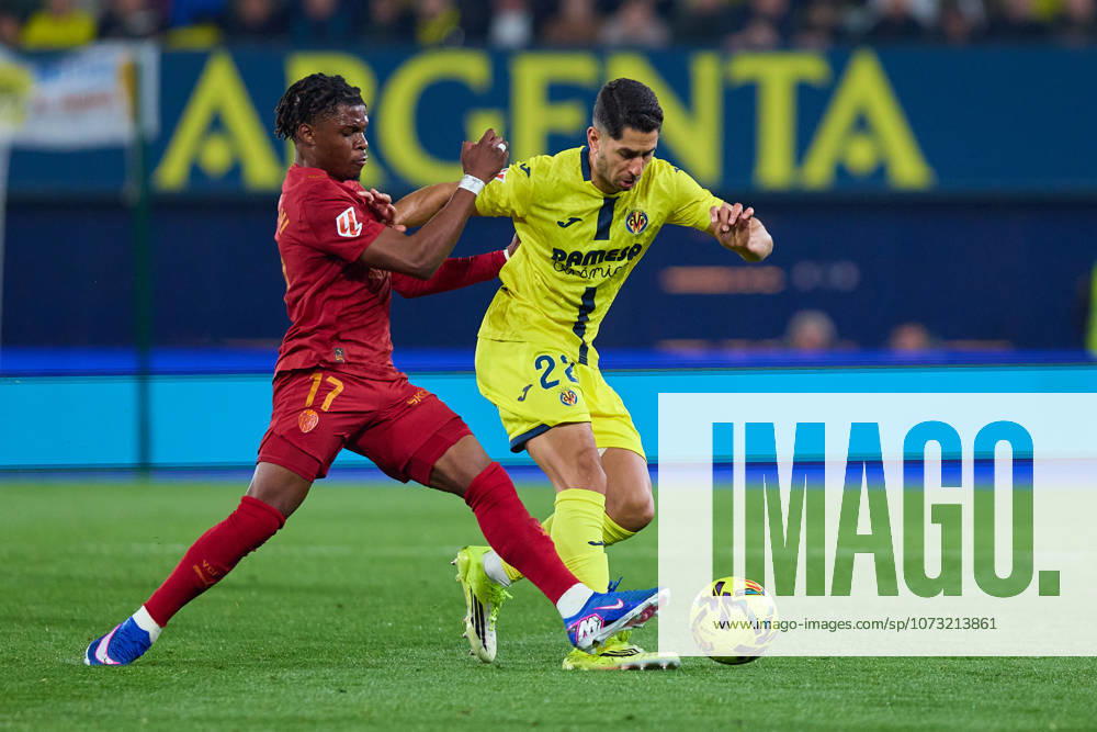 Villarreal CF and Valencia CF - LaLiga EA Sports VILLARREAL, SPAIN - FEBRUARY 22: Largie Ramazani of Valencia CF competes for the ball with Ayoze Perez Attacking Midfield of Villarreal CF during to the LaLiga EA Sports match between Villarreal CF and Valencia CF at Estadio de la Ceramica on February 22, 2026 in Villarreal, Spain. (Photo by Jose Torres Photo Players Images Magara Press) Villarreal Estadio de la Ceramica Spain
