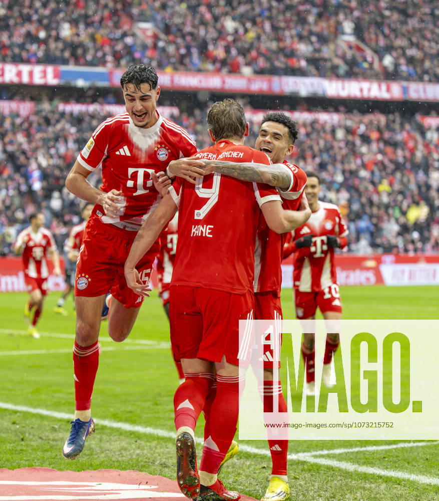 Soccer Bundesliga 2025 2026, Matchday 23, FC Bayern Munich Eintracht Frankfurt, at the Allianz Arena Munich, Goal celebration, Aleksandar Pavlovic Bayern Munich , Harry Kane FC Bayern Munich , Luis Diaz FC Bayern Munich