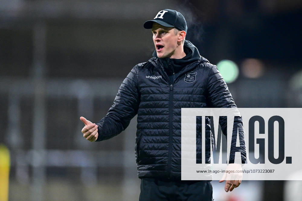 Coach Sven Bender Unterhaching gives instructions, gestures, gesticulates with arms, gives instructions, gesticulate, single image, action, action, 24 02 2026, Munich Germany , Football, Regionalliga Bayern, FC Bayern München II SpVgg Unterhaching