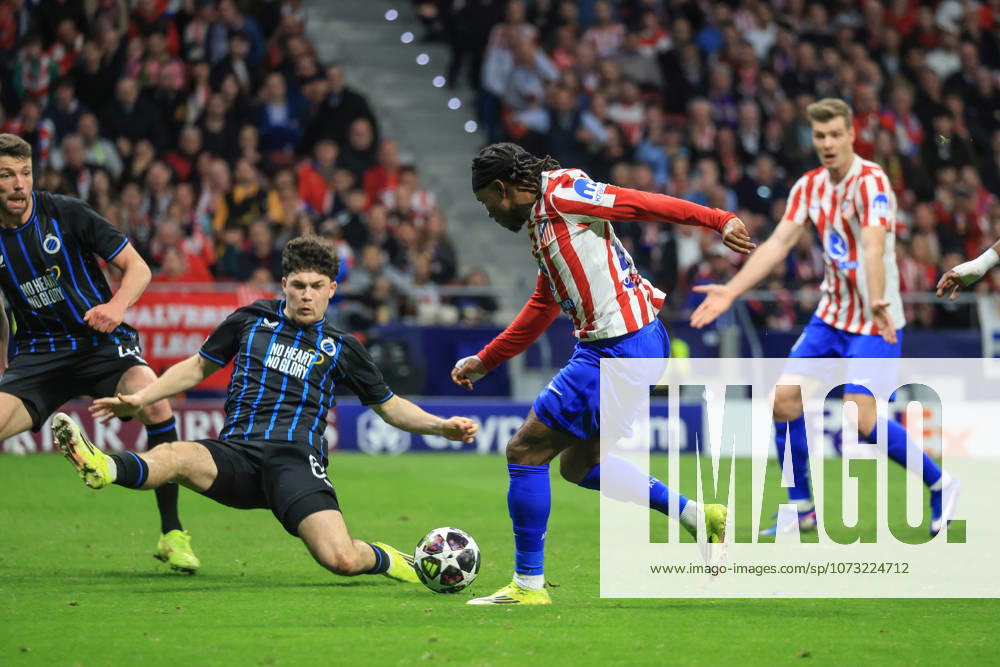 Spain - Atletico de Madrid vs Club Brugge KV - 24 02 2026 SPAIN, MADRID, FEBRUARY 24. Ademola Lookman of Atletico de Madrid provides the assist for his team s third goal of Alexander Sorloth of Atletico de Madrid (R) under pressure from Kyriani Sabbe of Brugge during the UEFA Champions League Knockout Play-off Second Leg football match between Atletico de Madrid and Club Brugge KV at Estadio Riyadh Air Metropolitano on February 24, 2026 in Madrid, Spain. Photo by Manuel Blondeau AOP.Press Madrid Riyadh Air Metropolitano Spain