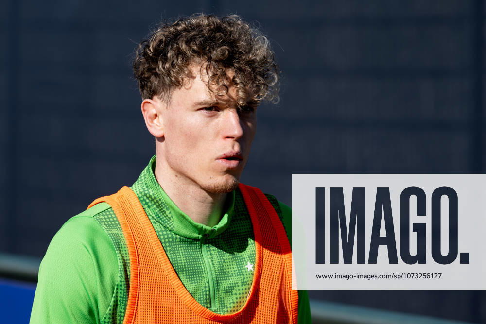 Robin Hack Borussia Moenchengladbach, 25 on the way to the dressing room Public training Borussia Moenchengladbach on the training ground at Borussia Park, 1 Bundesliga, Football, Season 2025 2026, 25 02 2026 Training Borussia Moenchengladbach, 1 Bundesliga, Season 2025 2026, 25 02 2026 Moenchengladbach