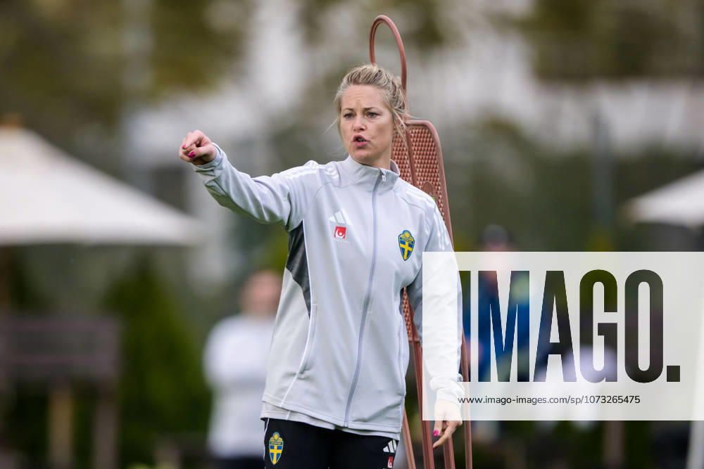 Assistant coach Johanna Almgren of the Swedish women s national football at a training session on February 25, 2026 in Albufeira Photo Ludvig Thunman BILDBYRAN code LT LT0773 fotboll football soccer fotball träning practice training sverige sweden dam bbeng