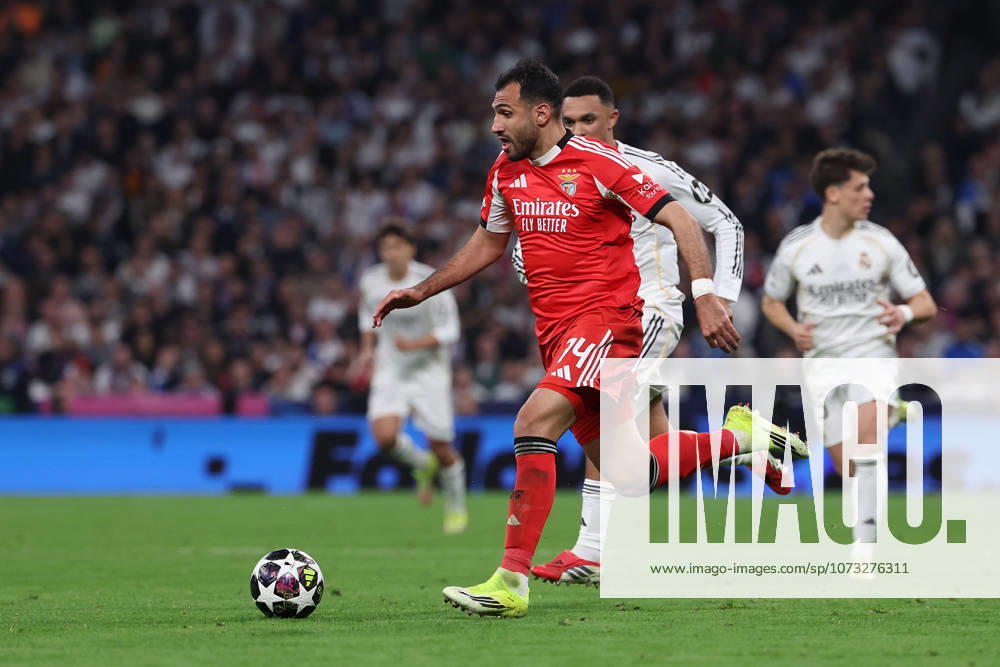 Madrid, Spain February 25, 2026 FBL UEFA Champions League 2025 26 Real Madrid SL Benfica Vangelis Pavlidis S L Benfica , Trent Alexander Arnold Real Madrid in action, with the ball during the UEFA Champions League 2025 26 knockout play offs match between Real Madrid and SL Benfica at the Santiago Bernabà u Stadium on February 25, 2026 in Madrid, Spain
