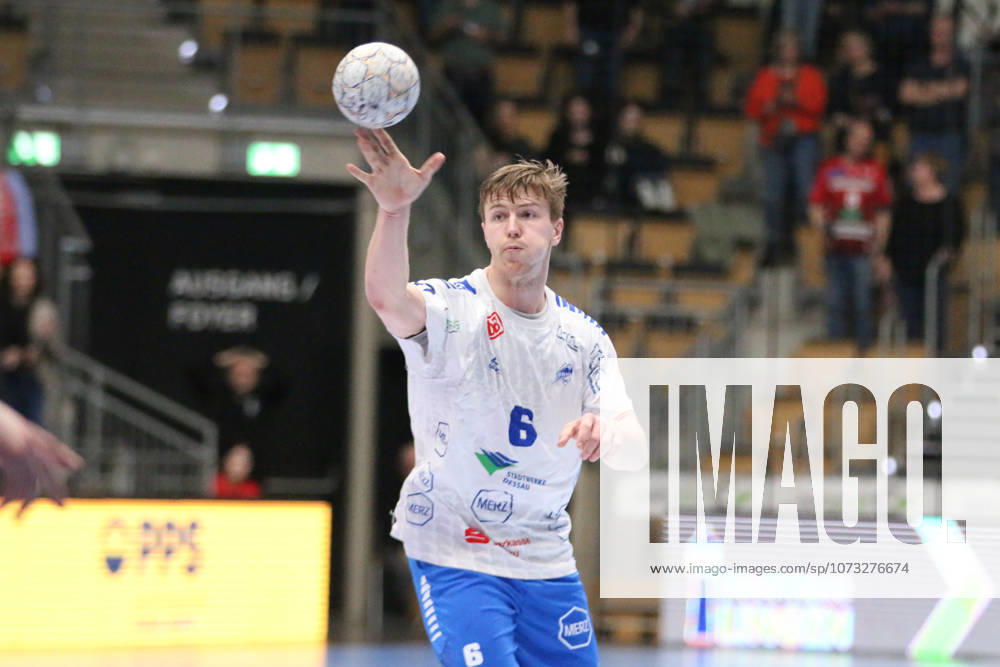 Handball Men 2025 2026 2 Handball Bundesliga 21 Matchday HSG Nordhorn Lingen Dessau Roßlauer HV 06 EmslandArena Lingen Fritz Leon Haake Dessau, 6, white plays a pass Lingen Ems Lower Saxony Germany