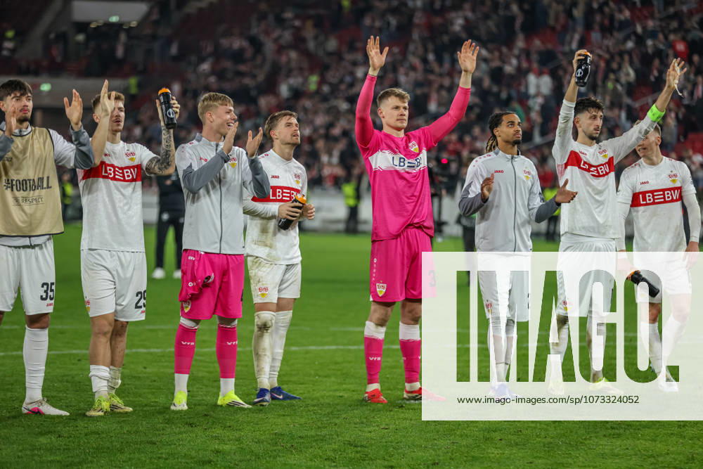 GER, Stuttgart, VfB Stuttgart vs Celtic Glasgow, Europa League, Football, UEFA, 2025 2026 season, MHP Arena, Playoffs, second leg in the picture VfB Stuttgart celebrates with the fans despite defeat after the final whistle DFB DFL REGULATIONS PROHIBIT ANY USE OF PHOTOGRAPHS AS IMAGE SEQUENCES AND OR QUASI VIDEO