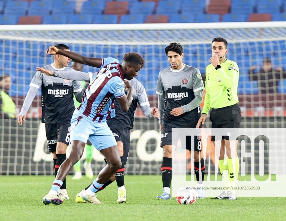Trabzonspor v Misirli.com.tr Fatih Karagumruk - Turkish Super Lig TRABZON, TURKIYE - FEBRUARY 27: Paul Onuachu (L) of Trabzonspor in action during Turkish Super Lig week 24 football match between Trabzonspor and Misirli.com.tr Fatih Karagumruk at Papara Park in Trabzon, Turkiye on February 27, 2026. Seyit Ahmet Eksik Anadolu Trabzon Turkey. Editorial use only. Please get in touch for any other usage.
