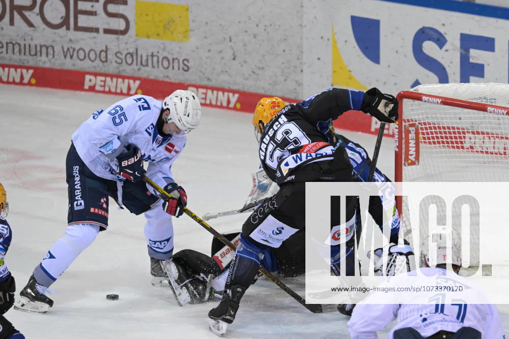 From left in duel Marc Michaelis Adler Mannheim 65 and Maxim Rausch Fischtown Pinguins 53 , Fischtown Pinguins Adler Mannheim,, Ice Hockey, German Ice Hockey League, DEL, 27 02 2026 Bremerhaven Bremen Germany