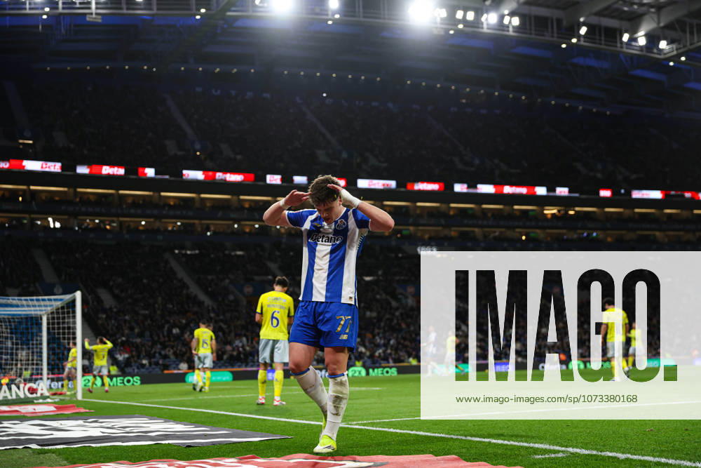 FC Porto v FC Arouca - Primeira Liga Oskar Pietuszewski of FC Porto is in action during the Liga Portugal match between FC Porto and Arouca at Dragao Stadium in Porto, Portugal, on February 27, 2026. porto Portugal