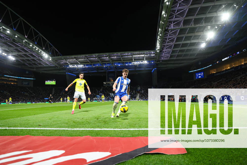 FC Porto v FC Arouca - Primeira Liga Oskar Pietuszewski of FC Porto is in action during the Liga Portugal match between FC Porto and Arouca at Dragao Stadium in Porto, Portugal, on February 27, 2026. porto Portugal