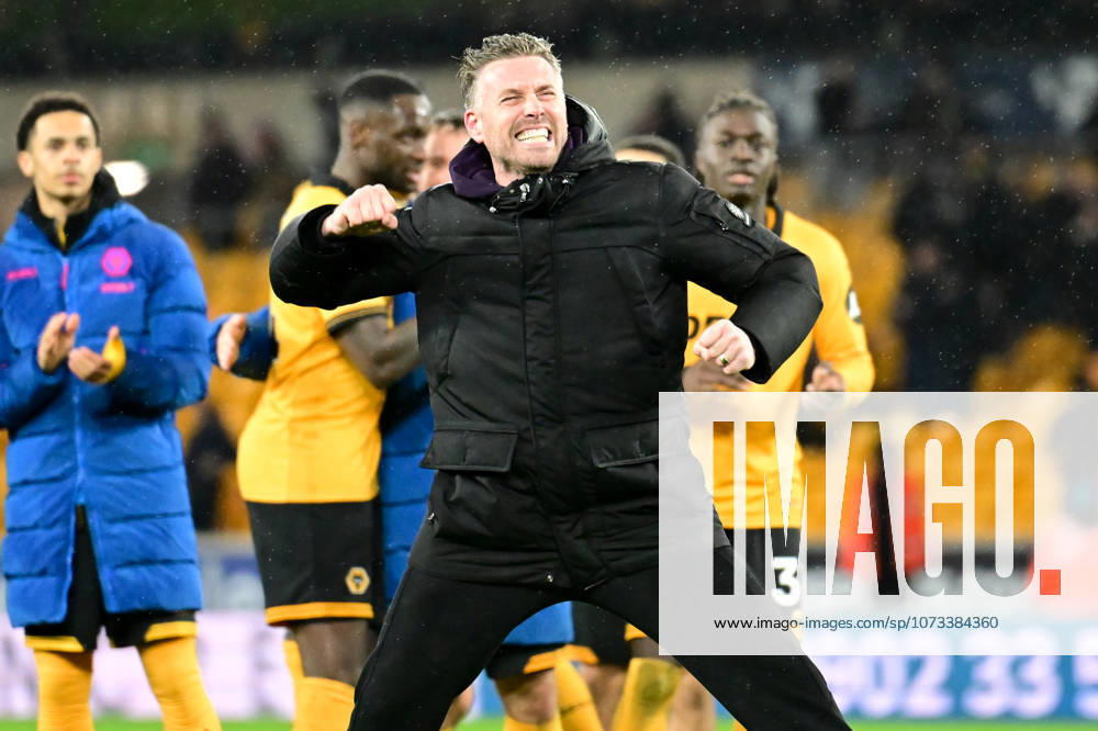 Wolverhampton Wanderers v Aston Villa, Premier League Wolverhampton Wanderers manager Rob Edwards celebrates victory during the Premier League match between Wolverhampton Wanderers and Aston Villa at Molineux, Wolverhampton, UK on 27 February 2026. Wolverhampton Molineux West Midlands UK Editorial use only DataCo restrictions apply See www.football-dataco.com ,