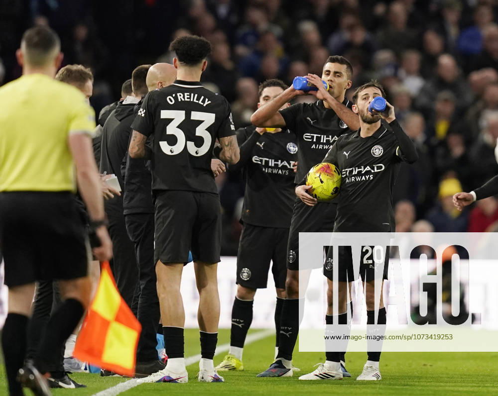 Leeds, England, 28th February 2026. Manchester City players take on fluids during a pre arranged break for the players that are fasting during the holy event of Ramadan during the Leeds United vs Manchester City Premier League match at Elland Road, Leeds. Picture credit should read: Andrew Yates Sportimage . SPI_040_AY_Leeds_Man_City SPI-4565-0040