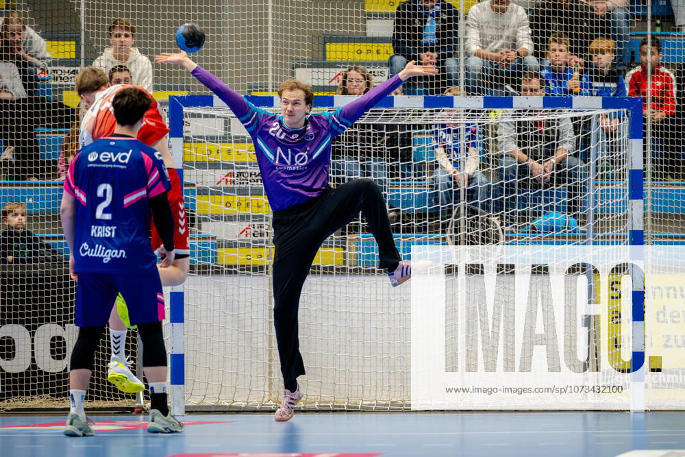 Dormagen, 28 02 2026, Handball, Men, 2 Bundesliga, 22 Matchday, 2025 2026 TSV Bayer Dormagen TUSEM Essen Christian Ole Simonsen TSV Bayer Dormagen, 20 holds the ball with his arm Dormagen TSV Bayer Sportcenter NRW Germany