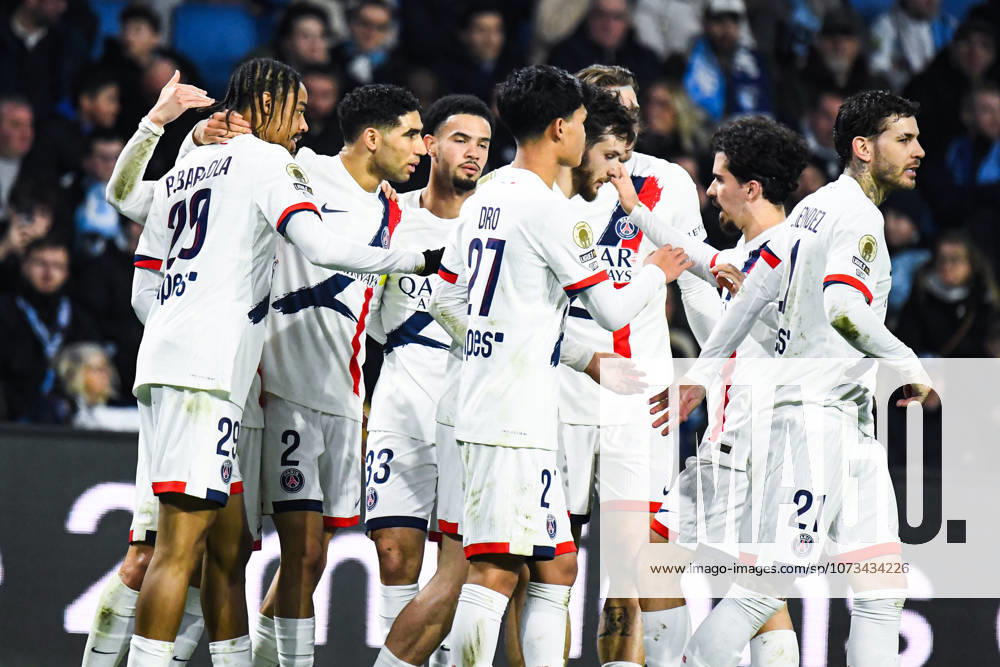 Joie des joueurs du Paris SG apràs le but de Bradley Barcola (Paris SG)