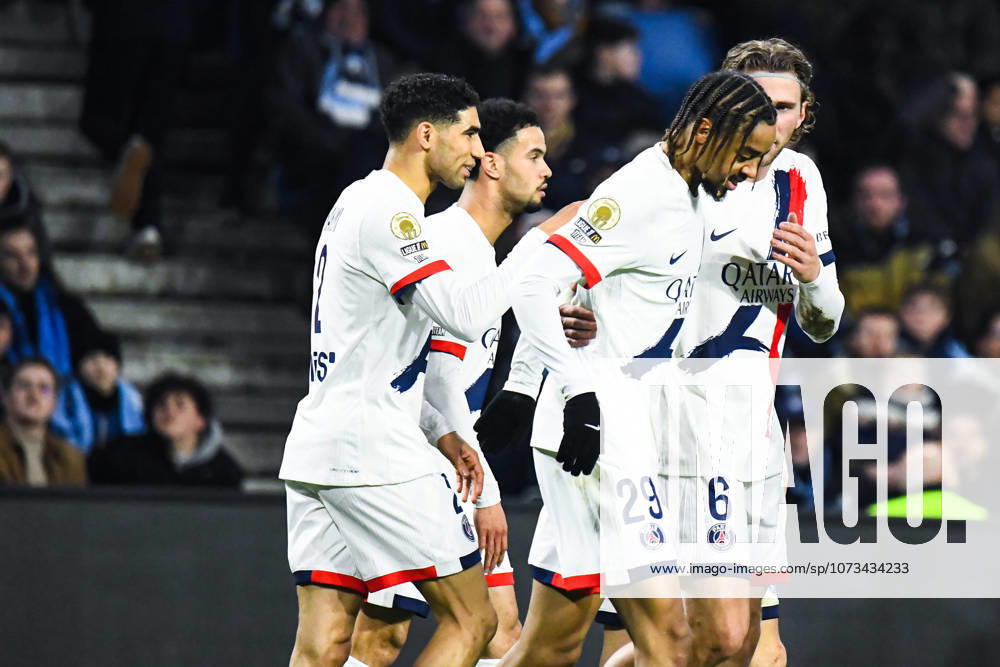 Joie des joueurs du Paris SG apràs le but de Bradley Barcola (Paris SG)