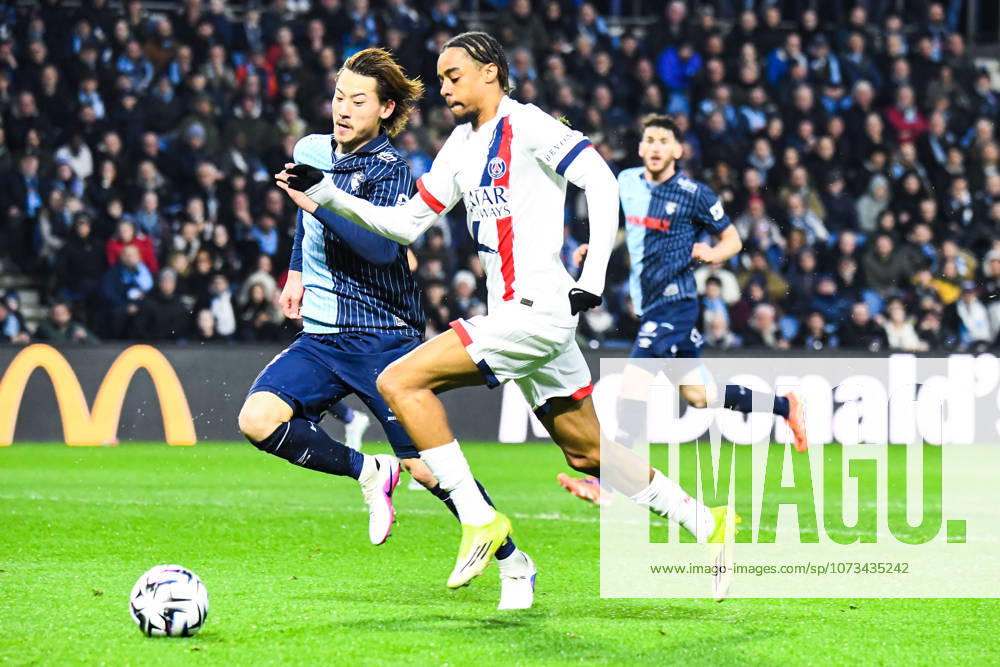 Bradley Barcola (Paris SG) Ayumu Seko (AC Le Havre)