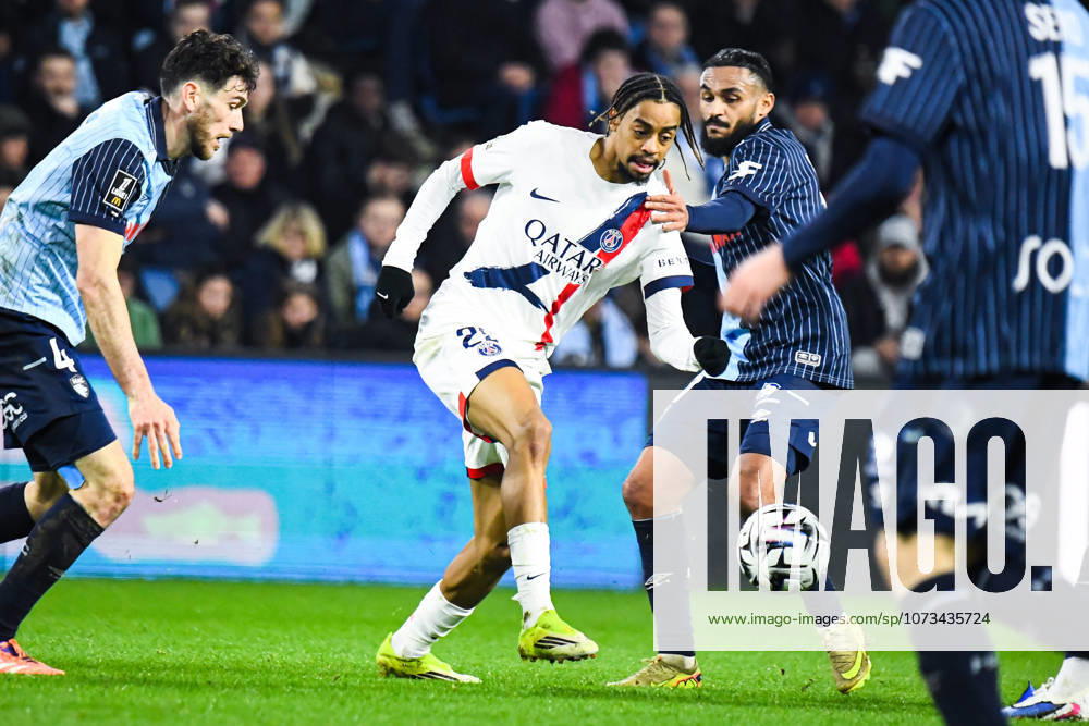 Bradley Barcola (Paris SG) Sofiane Boufal (AC Le Havre)