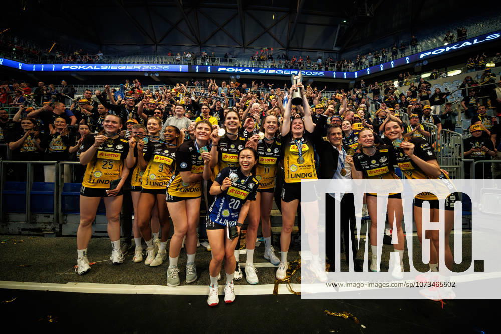 SAP Arena, Mannheim Volleyball, DVV Cup Final, Award Ceremony Cup Winner 2026 VfB Suhl LOTTO Thüringen Thueringen cheers with fans and trophy