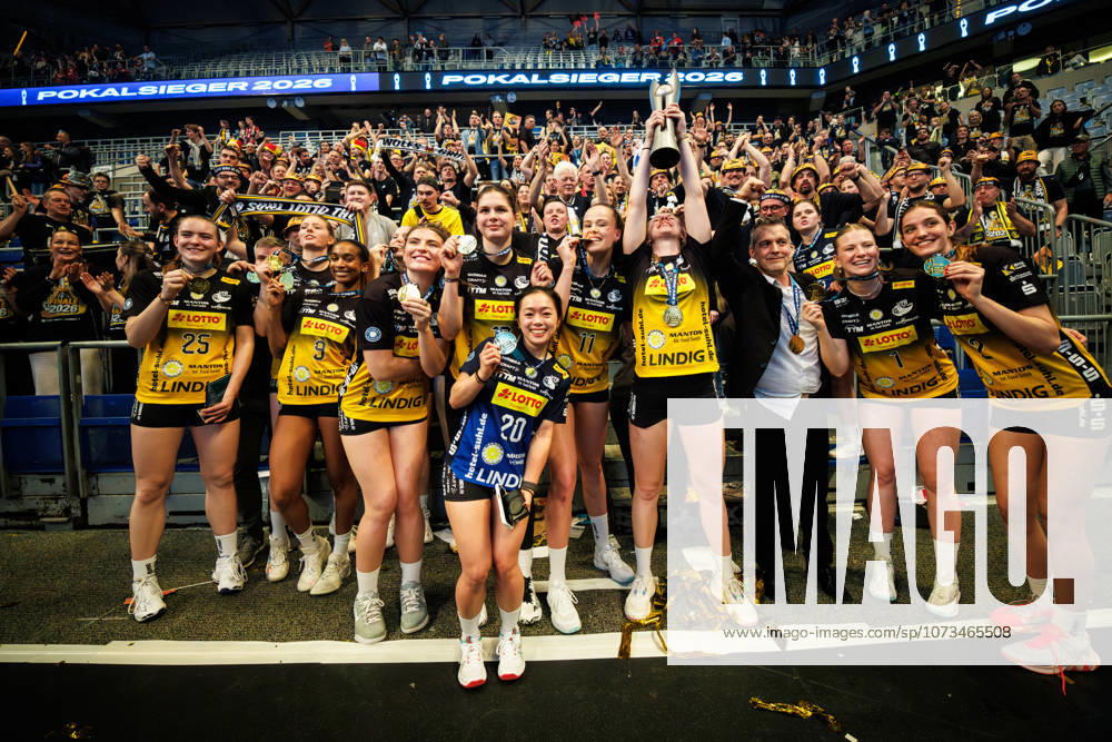 SAP Arena, Mannheim Volleyball, DVV Cup Final, Award Ceremony Cup Winner 2026 VfB Suhl LOTTO Thüringen Thueringen cheers with fans and trophy
