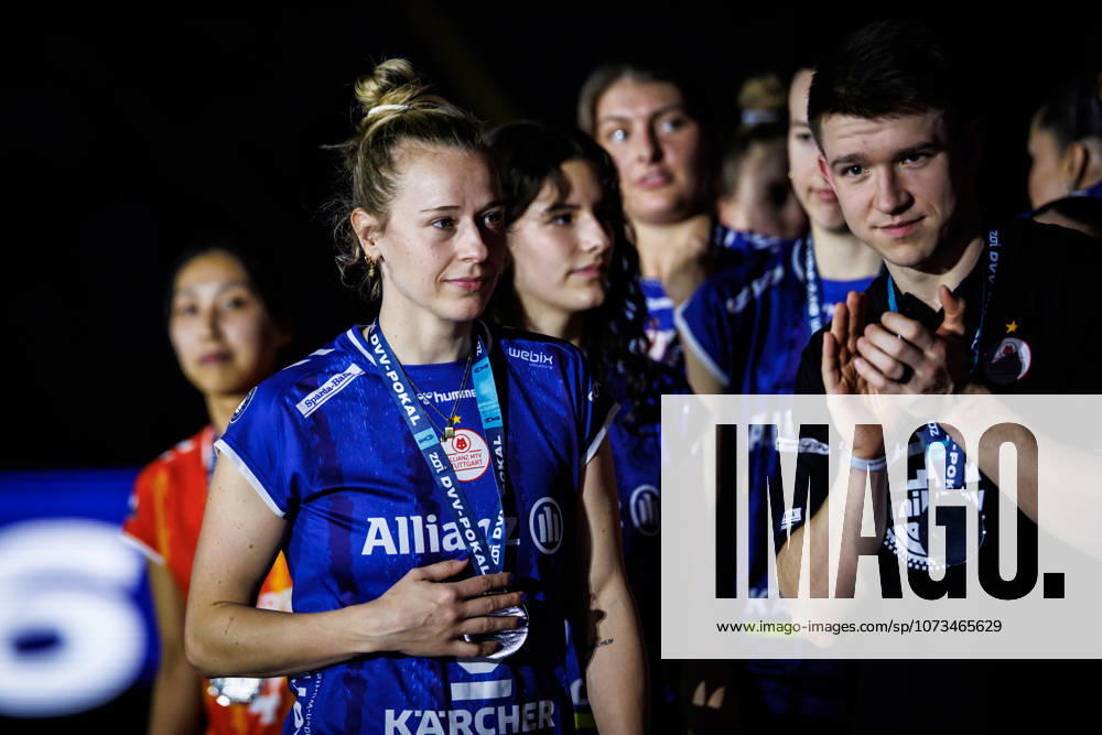 SAP Arena, Mannheim Volleyball, DVV Cup final, award ceremony for cup runner-up Antonia Stautz 6 Stuttgart