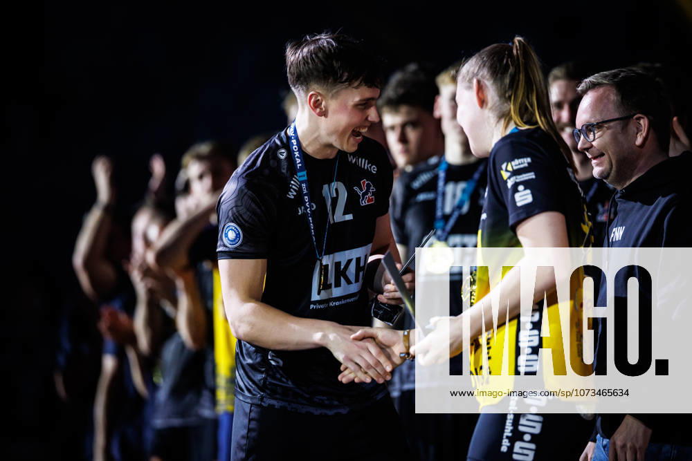 SAP Arena, Mannheim Volleyball, DVV Cup final, award ceremony MVP Most Valuable Player Santeri Välimaa Vaelimaa 12 Lueneburg and Monika Brancuska 25 Suhl