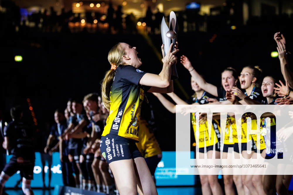 SAP Arena, Mannheim Volleyball, DVV Cup Final, Award Ceremony Roosa Laakonen 4 Suhl with Cup Trophy
