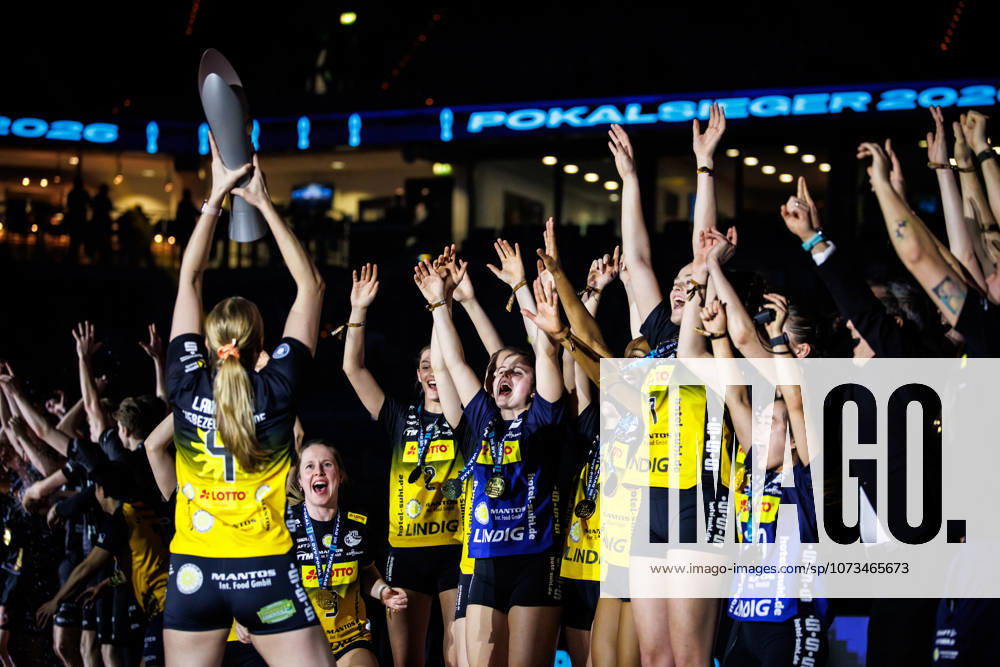 SAP Arena, Mannheim Volleyball, DVV Cup Final, Award Ceremony Roosa Laakonen 4 Suhl with Cup Trophy in front of teammates Lara Nagels 3 Suhl , Irene del Carmen Ramos Mencia 2 Suhl , Emma Sambale 7 Suhl , Sanaa Dotson 9 Suhl , Svea Naujack 1 Suhl , Xiang Chen Lai 20 Suhl