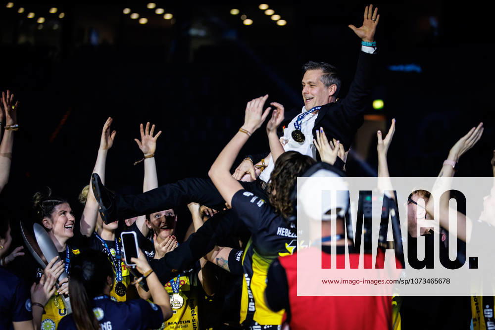 SAP Arena, Mannheim Volleyball, DVV Cup final, award ceremony Cup winner Suhl celebrates Laszlo Hollosy Coach Suhl