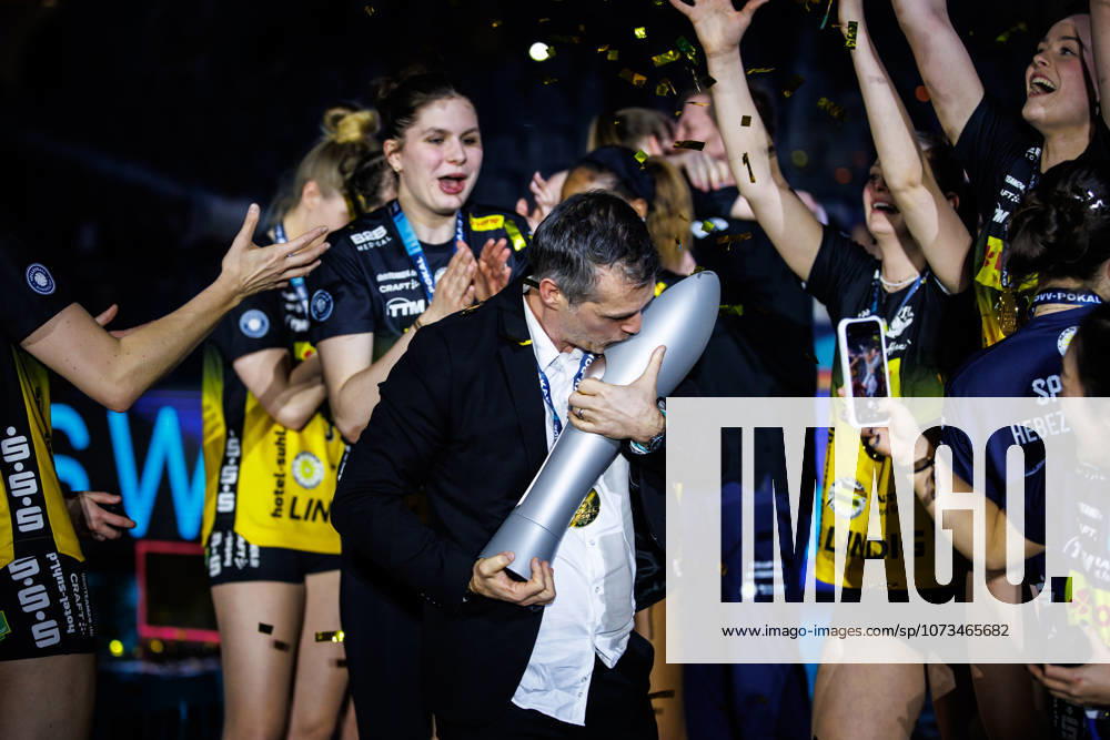 SAP Arena, Mannheim Volleyball, DVV Cup final, award ceremony Laszlo Hollosy Coach Suhl kisses cup