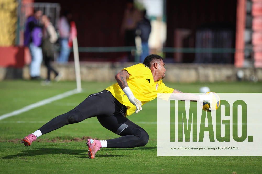 AVS SAD vs CF Estrela da Amadora : Liga Portugal Betclic (Foto Photo : Tiago Vieira Avant Sports) VILA DAS AVES, PORTUGAL - FEVEREIRO 28 : Adriel Ramos, Guarda-Redes do AVS SAD em aquecimento antes de jogo entre o AVS SAD e o CF Estrela da Amadora, a contar para a Jornada 24 da Liga Portugal Betclic, em Vila das Aves, Portugal. (Foto : Tiago Vieira Avant Sports) Vila das Aves, Porto, Portugal Estadio do Clube Desportivo das Aves Portugal