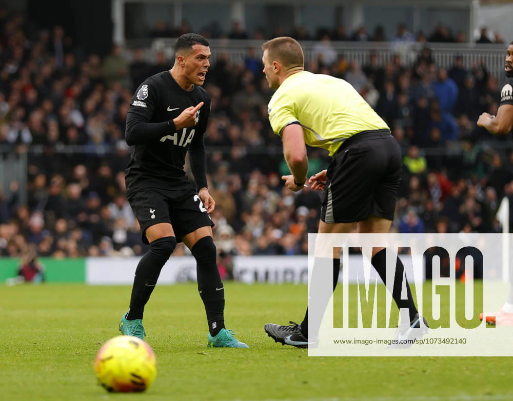 Fulham v Tottenham Hotspur, London, UK -01 Mar 2026 Pedro Porro of Tottenham Hotspur argues with the ref during the Premier League match between Fulham and Tottenham Hotspur at Craven Cottage, London on 01 March 2026 ( London Craven Cottage London England