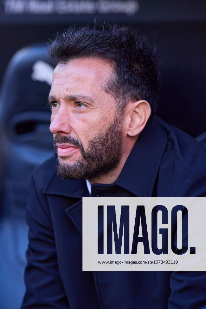 Valencia CF v Osasuna - LaLiga EA Sports VALENCIA, SPAIN - MARCH 1: Carlos Corberan, head coach of Valencia CF looks on prior to the LaLiga EA Spots match between Valencia CF and Osasuna at Estadio Mestalla on March 1, 2026 in Valencia, Spain. (Photo by Jose Torres Photo Players Images Magara Press) Valencia Estadio Mestalla Spain