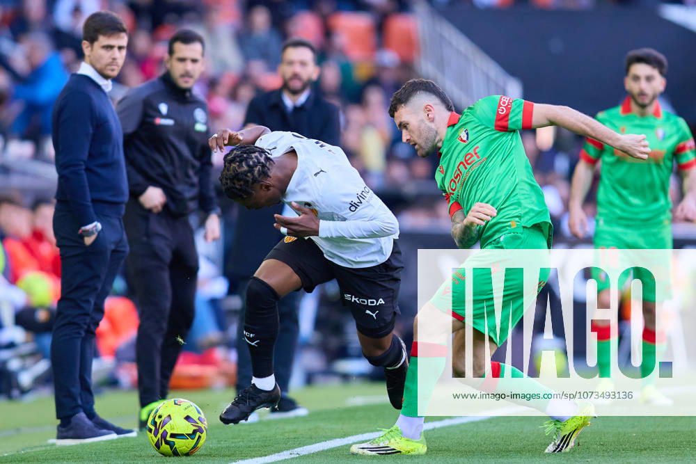 Valencia CF v Osasuna - LaLiga EA Sports VALENCIA, SPAIN - MARCH 1: Javi Galan of Osasuna competes for the ball with Largie Ramazani of Valencia CF during to the LaLiga EA Spots match between Valencia CF and Osasuna at Estadio Mestalla on March 1, 2026 in Valencia, Spain. (Photo by Jose Torres Photo Players Images Magara Press) Valencia Estadio Mestalla Spain