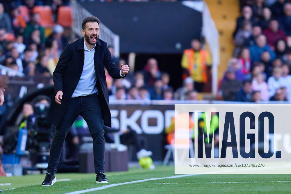 Valencia CF v Osasuna - LaLiga EA Sports VALENCIA, SPAIN - MARCH 1: Carlos Corberan, head coach of Valencia CF reacts during to the LaLiga EA Spots match between Valencia CF and Osasuna at Estadio Mestalla on March 1, 2026 in Valencia, Spain. (Photo by Jose Torres Photo Players Images Magara Press) Valencia Estadio Mestalla Spain