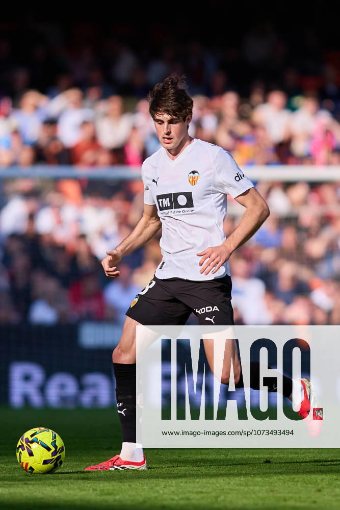 Valencia CF v Osasuna - LaLiga EA Sports VALENCIA, SPAIN - MARCH 1: Javi Guerra of Valencia CF runs with the ball during to the LaLiga EA Spots match between Valencia CF and Osasuna at Estadio Mestalla on March 1, 2026 in Valencia, Spain. (Photo by Jose Torres Photo Players Images Magara Press) Valencia Estadio Mestalla Spain