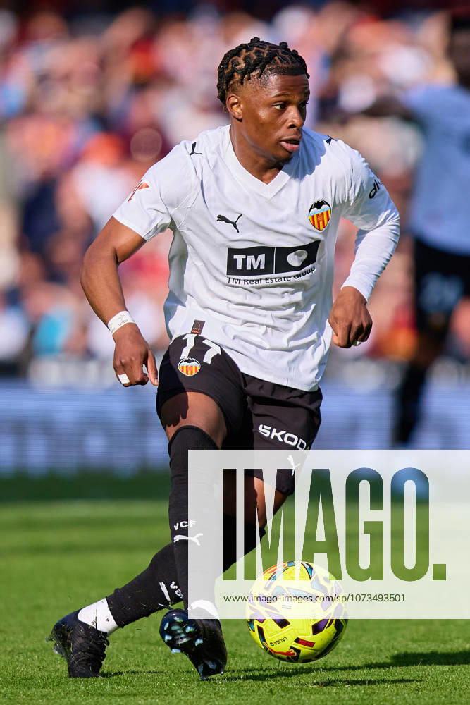 Valencia CF v Osasuna - LaLiga EA Sports VALENCIA, SPAIN - MARCH 1: Largie Ramazani of Valencia CF passes the ball during to the LaLiga EA Spots match between Valencia CF and Osasuna at Estadio Mestalla on March 1, 2026 in Valencia, Spain. (Photo by Jose Torres Photo Players Images Magara Press) Valencia Estadio Mestalla Spain