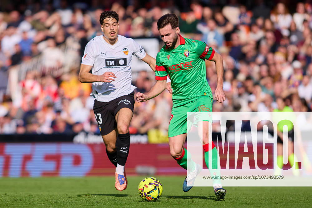 Valencia CF v Osasuna - LaLiga EA Sports VALENCIA, SPAIN - MARCH 1: Jon Moncayola of CA Osasuna competes for the ball with Filip Ugrinic of Valencia CF during to the LaLiga EA Spots match between Valencia CF and Osasuna at Estadio Mestalla on March 1, 2026 in Valencia, Spain. (Photo by Jose Torres Photo Players Images Magara Press) Valencia Estadio Mestalla Spain