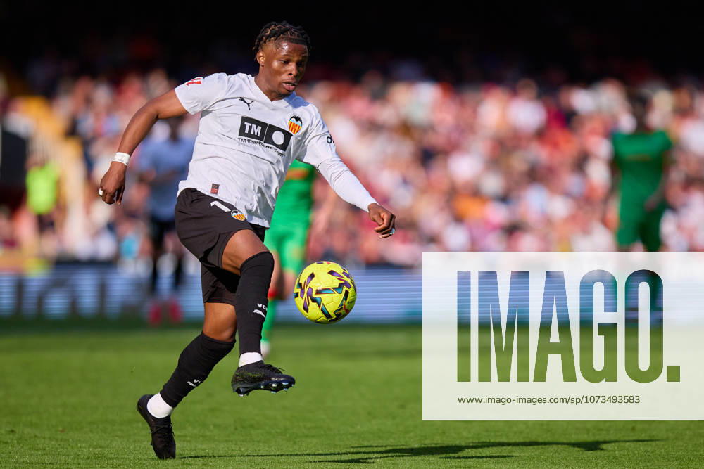 Valencia CF v Osasuna - LaLiga EA Sports VALENCIA, SPAIN - MARCH 1: Largie Ramazani of Valencia CF in action during to the LaLiga EA Spots match between Valencia CF and Osasuna at Estadio Mestalla on March 1, 2026 in Valencia, Spain. (Photo by Jose Torres Photo Players Images Magara Press) Valencia Estadio Mestalla Spain