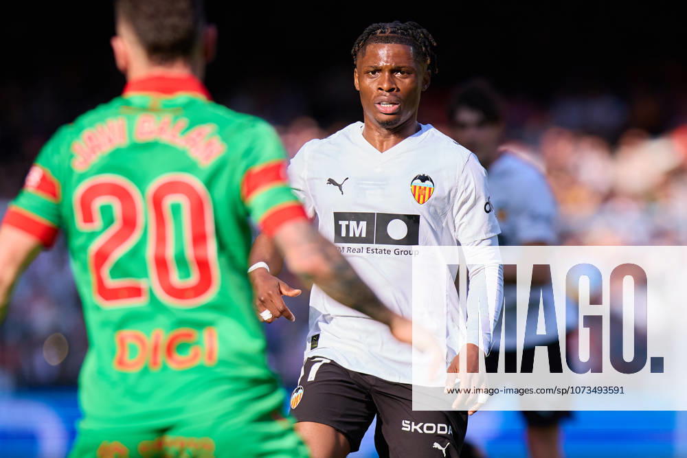 Valencia CF v Osasuna - LaLiga EA Sports VALENCIA, SPAIN - MARCH 1: Largie Ramazani of Valencia CF looks on during to the LaLiga EA Spots match between Valencia CF and Osasuna at Estadio Mestalla on March 1, 2026 in Valencia, Spain. (Photo by Jose Torres Photo Players Images Magara Press) Valencia Estadio Mestalla Spain