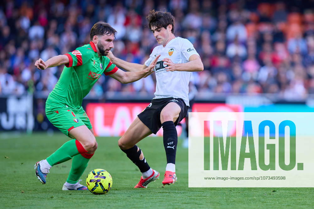 Valencia CF v Osasuna - LaLiga EA Sports VALENCIA, SPAIN - MARCH 1: Jon Moncayola of CA Osasuna competes for the ball with Javi Guerra of Valencia CF during to the LaLiga EA Spots match between Valencia CF and Osasuna at Estadio Mestalla on March 1, 2026 in Valencia, Spain. (Photo by Jose Torres Photo Players Images Magara Press) Valencia Estadio Mestalla Spain