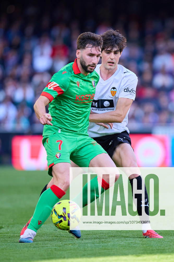 Valencia CF v Osasuna - LaLiga EA Sports VALENCIA, SPAIN - MARCH 1: Jon Moncayola of CA Osasuna competes for the ball with Javi Guerra of Valencia CF during to the LaLiga EA Spots match between Valencia CF and Osasuna at Estadio Mestalla on March 1, 2026 in Valencia, Spain. (Photo by Jose Torres Photo Players Images Magara Press) Valencia Estadio Mestalla Spain