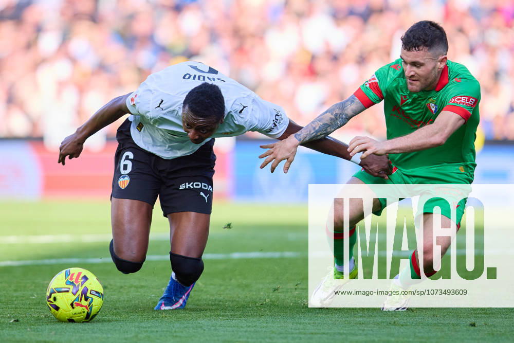 Valencia CF v Osasuna - LaLiga EA Sports VALENCIA, SPAIN - MARCH 1: Umar Sadiq of Valencia CF competes for the ball with Javi Galan of Osasuna during to the LaLiga EA Spots match between Valencia CF and Osasuna at Estadio Mestalla on March 1, 2026 in Valencia, Spain. (Photo by Jose Torres Photo Players Images Magara Press) Valencia Estadio Mestalla Spain