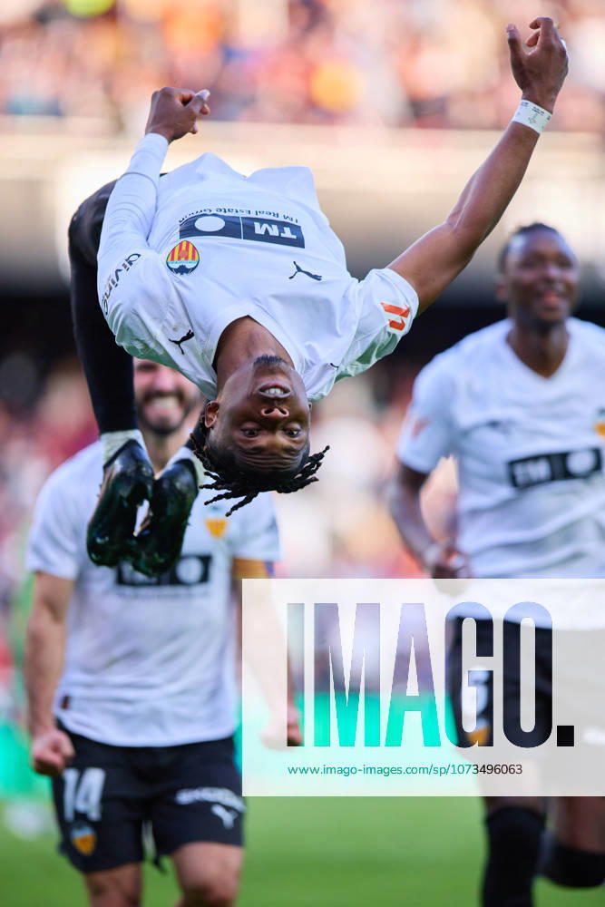Valencia CF v Osasuna - LaLiga EA Sports VALENCIA, SPAIN - MARCH 1: Largie Ramazani of Valencia CF celebrates after scoring his team s first goal during to the LaLiga EA Spots match between Valencia CF and Osasuna at Estadio Mestalla on March 1, 2026 in Valencia, Spain. (Photo by Jose Torres Photo Players Images Magara Press) Valencia Estadio Mestalla Spain